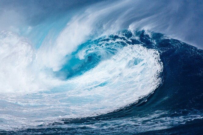 Интересно знать: почему цунами опасны для всех, кто находится на берегу, зато не страшны кораблям в открытом море