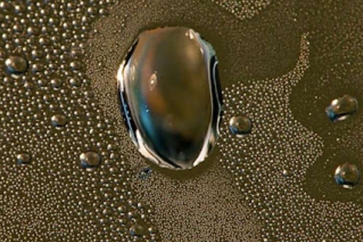 Ученым впервые удалось создать металлическую воду