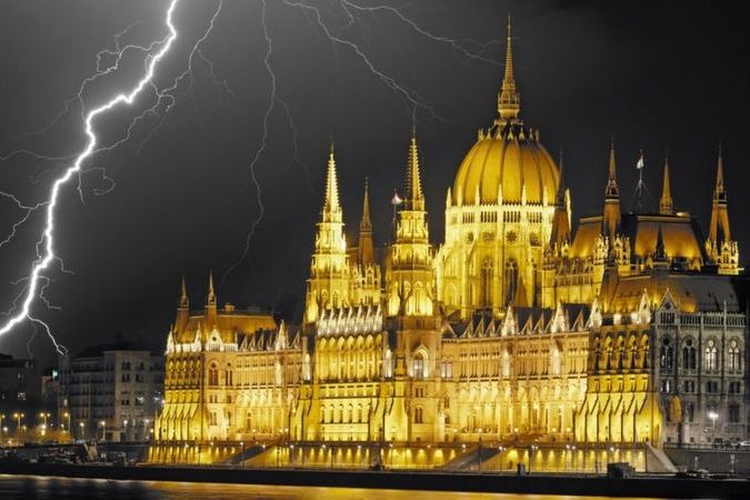 «С громами и молниями»: главный метеоролог Венгрии лишился работы из-за прогноза погоды, отменившего национальный праздник