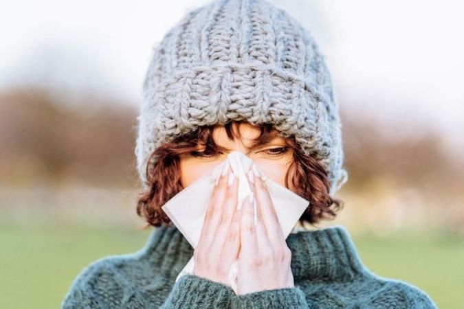 Вызывающий простуду риновирус может защитить организм человека от заражения коронавирусом?