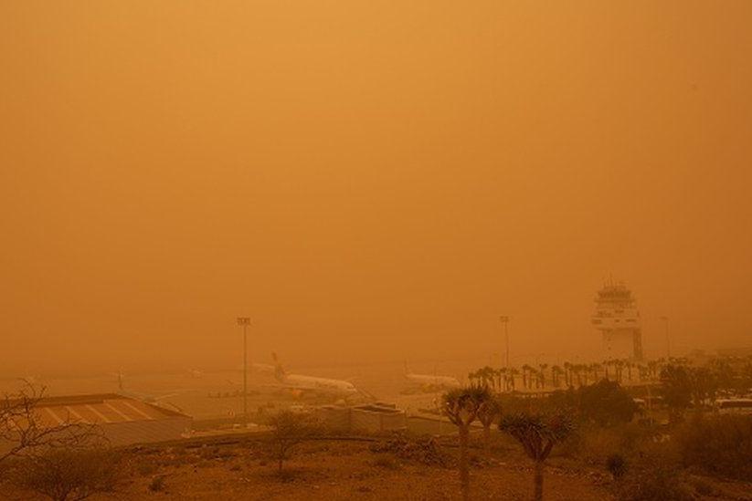Настолько велика, что видна из космоса: Канарские острова накрыла песчаная буря из Сахары