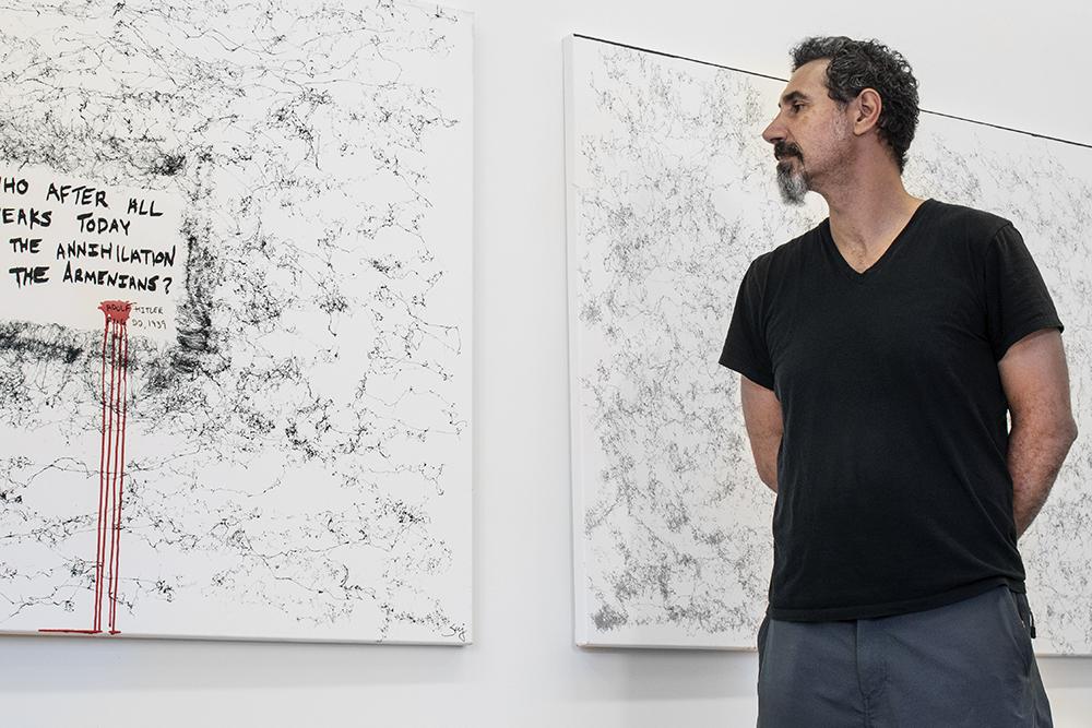 «Балансируя на грани»: в Новой Зеландии открылась выставка картин рок-музыканта Сержа Танкяна  