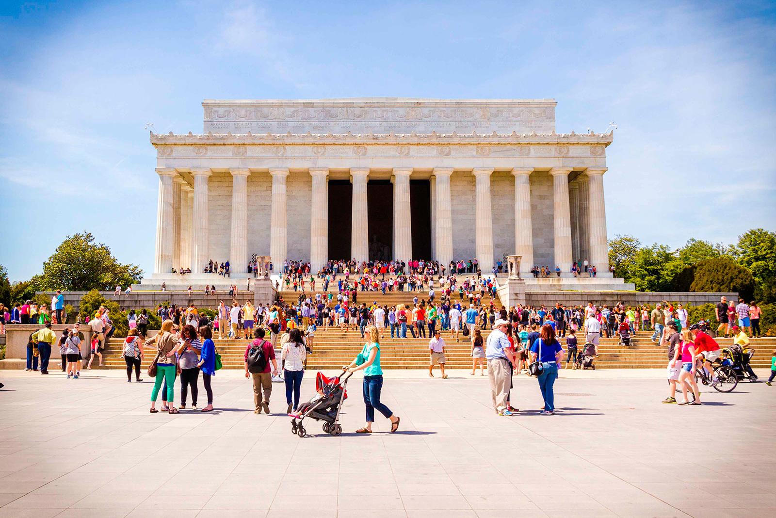 Рейтинг городов, где туристов больше, нежели местных жителей