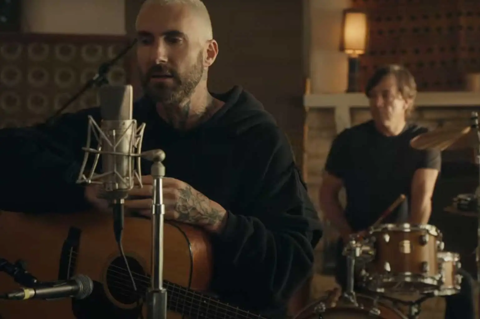 Группа Maroon 5 презентовала клип на свой недавний сингл «Middle Ground»