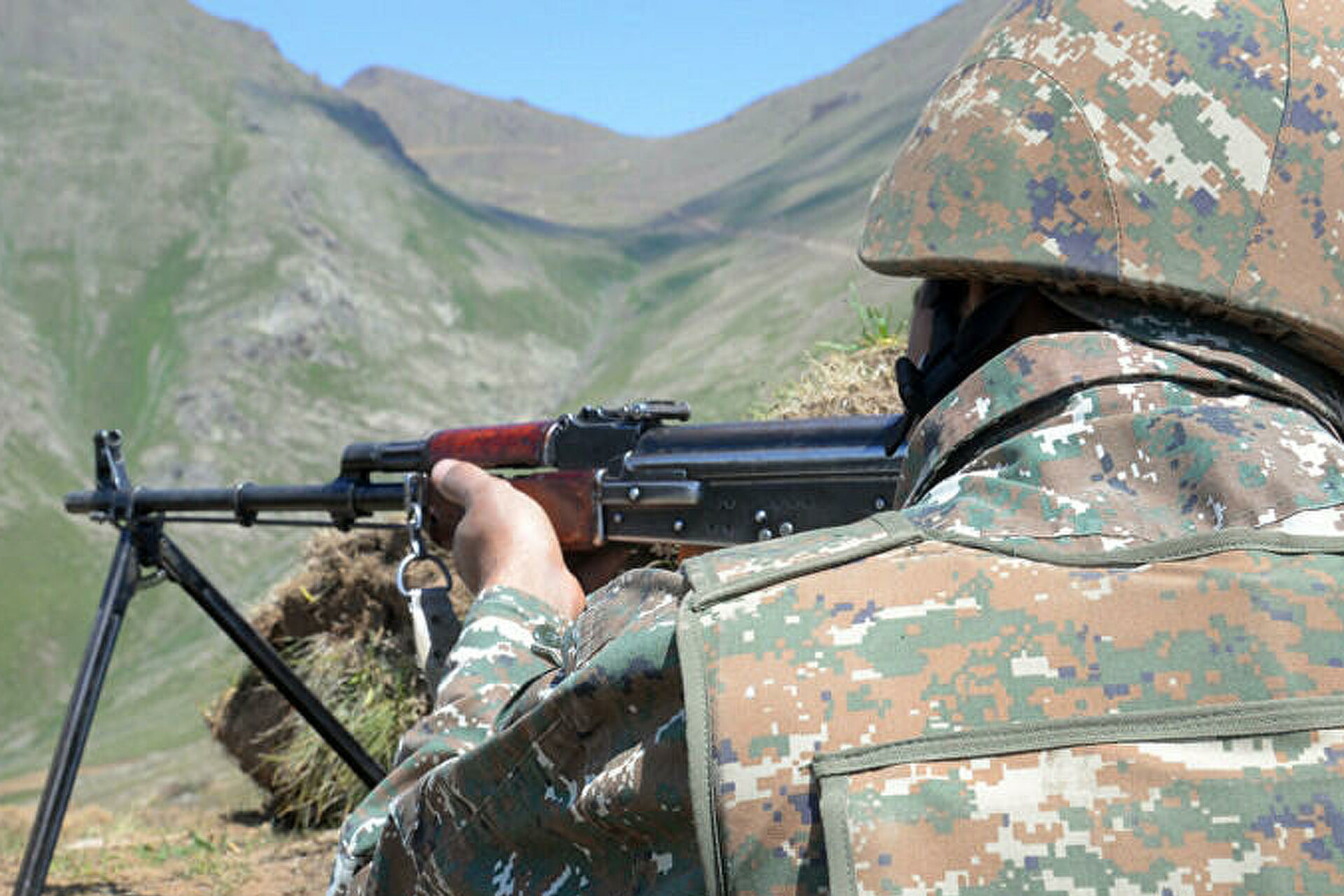 МО: В результате провокации Азербайджана трое армянских военнослужащих получили ранения