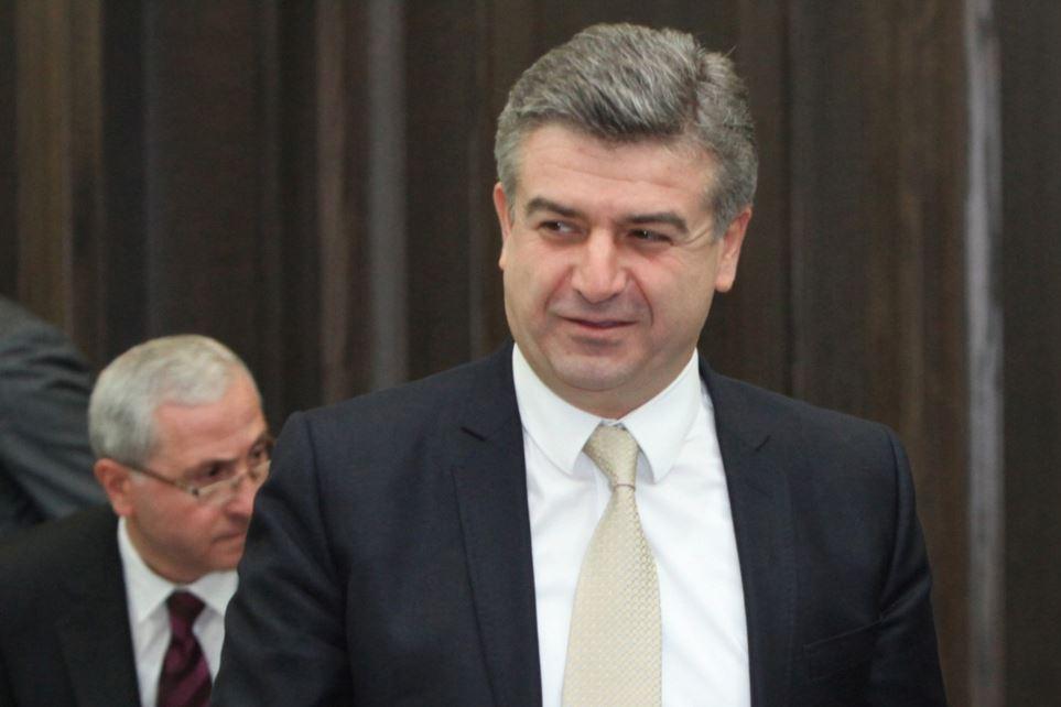Премьер-министр Армении Карен Карапетян играет на барабанах