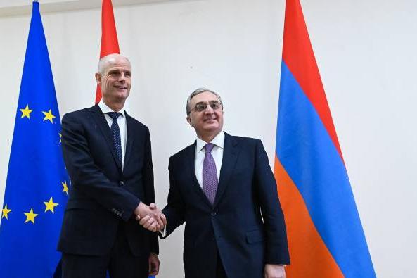 Глава МИД Нидерландов вручил Зограбу Мнацаканяну заявление об открытии посольства в Ереване