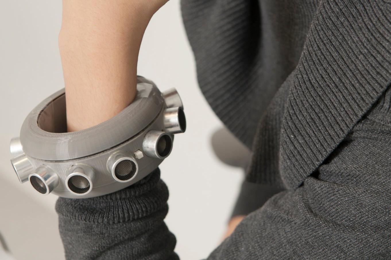 Полезная защита: создан браслет, способный глушить микрофоны у пользователя, чтобы уберечь его от прослушивания