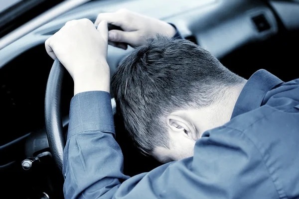 Вор-соня: мужчина уснул за рулем угнанного им автомобиля и был задержан 