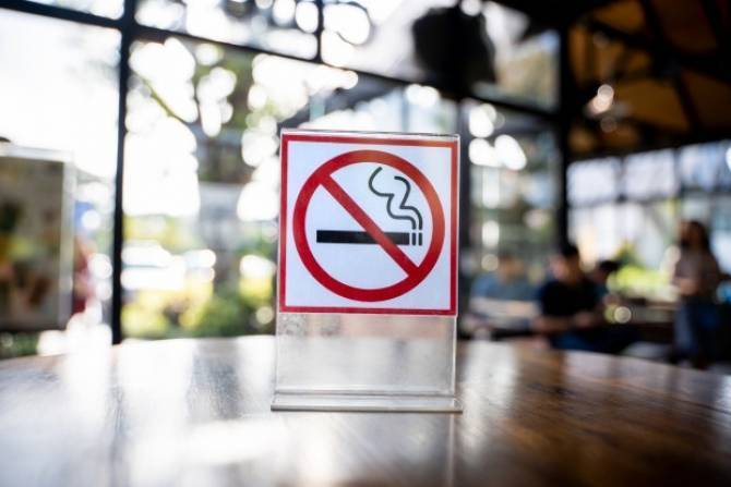 Սրճարաններում ծխելու արգելքը չի հանվի, նման քննարկում չկա. նախարարություն
