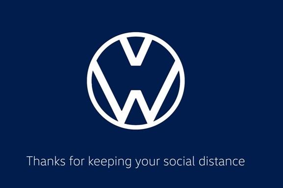 С целью напомнить о необходимости держать дистанцию: Audi и Volkswagen изменили логотипы из-за коронавируса
