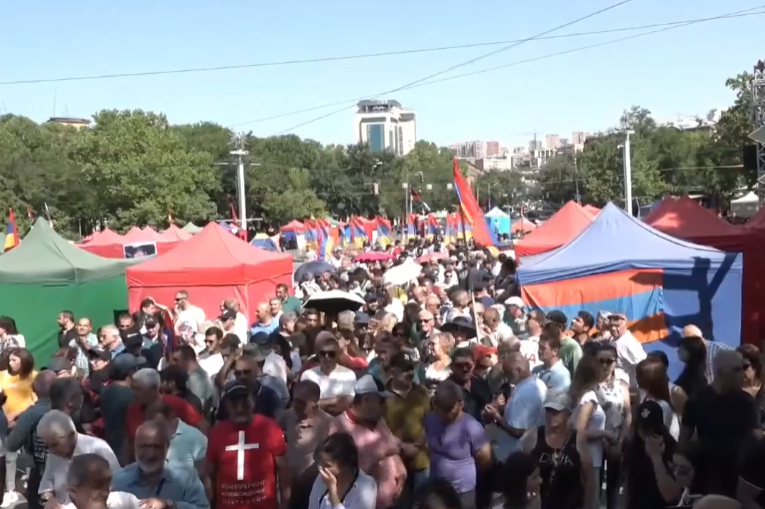 «Մեր նպատակը ուղերձները Լավրովին հասցնելն է»․ «Դիմադրության» մասնակիցները ԱԳՆ-ի դիմաց էին 