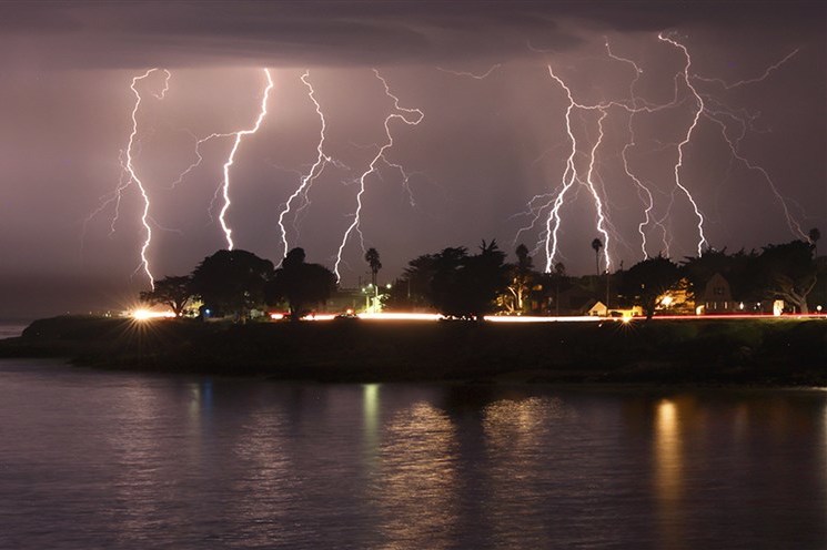 На фоне рекордной жары: в Калифорнии за три дня произошло 11 тысяч ударов молний