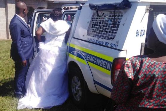 Жених с невестой, пастор и еще 50 гостей: в ЮАР за нарушение карантина арестованы все участники свадьбы: Newsweek