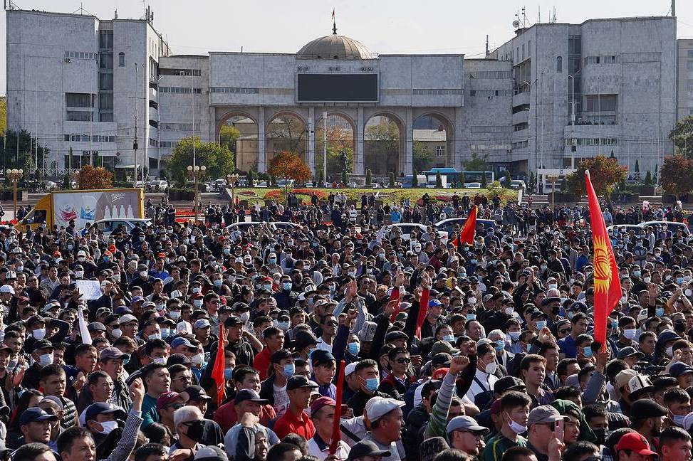 Нацбанк Киргизии рекомендовал банкам республики временно приостановить работу