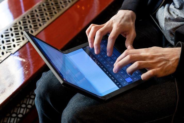 Создан первый в мире ноутбук с гнущимся экраном