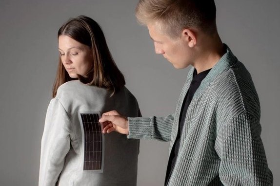 Финские студенты создали куртки со скрытыми встроенными солнечными батареями, позволяющими подзаряжать носимые гаджеты