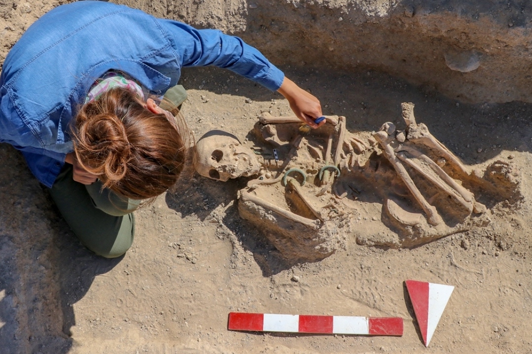 В Ване археологи обнаружили гробницу урартской женщины с украшениями