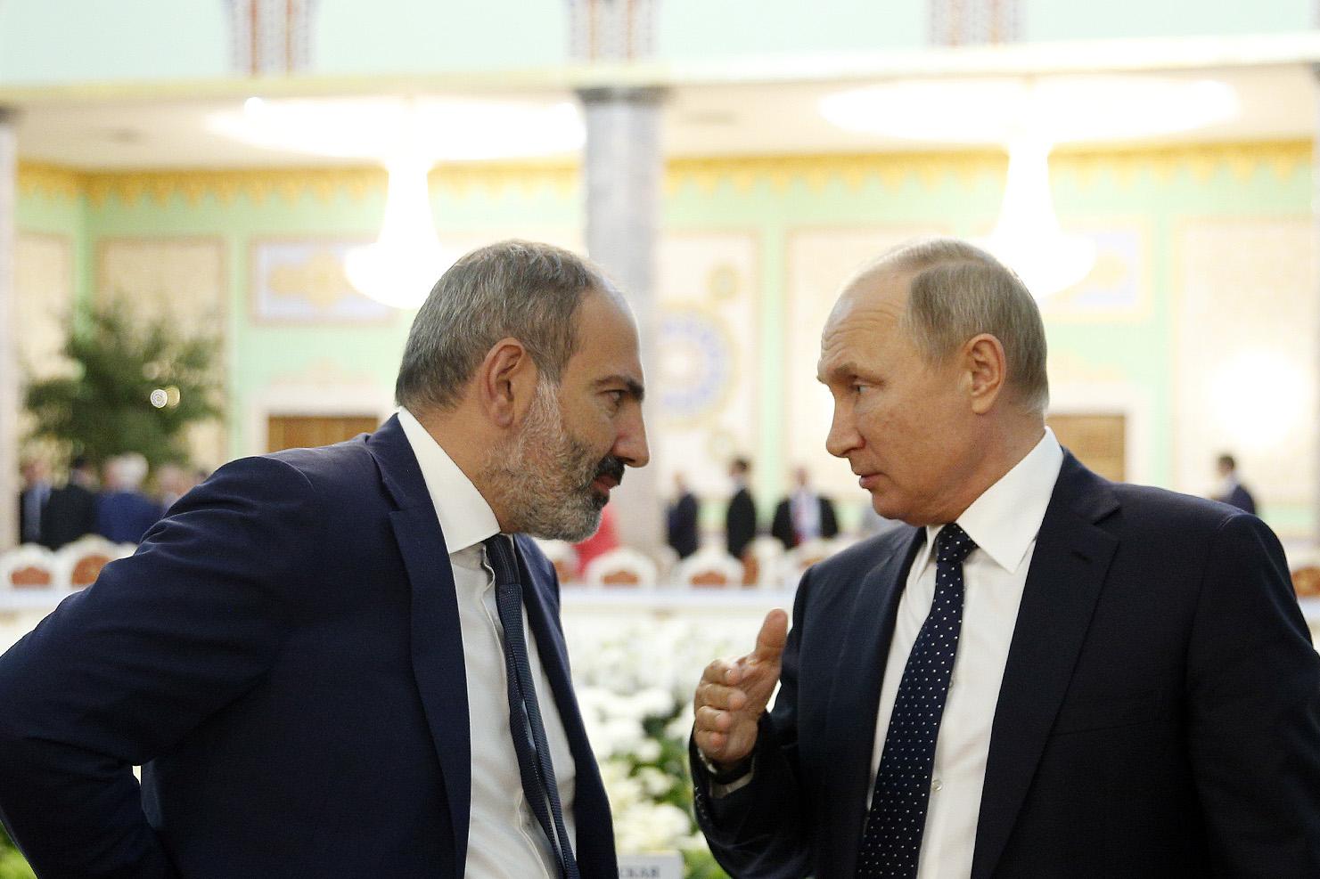 «Եվգենի Օնեգին»-ով տարված․ Պուտինը ԱՊՀ գագաթաժողովի ազատ վայրկյանները համեմել է ընթերցանությամբ