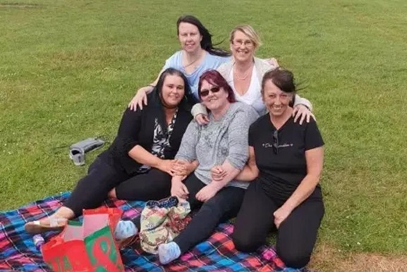 Благодаря коронавирусу: британка нашла родную сестру, которую при рождении отдали в приемную семью