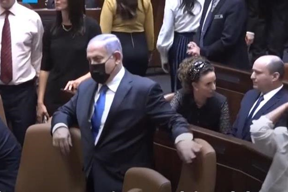 «По привычке» Нетаньяху в Кнессете сел в кресло, которое больше ему не принадлежит