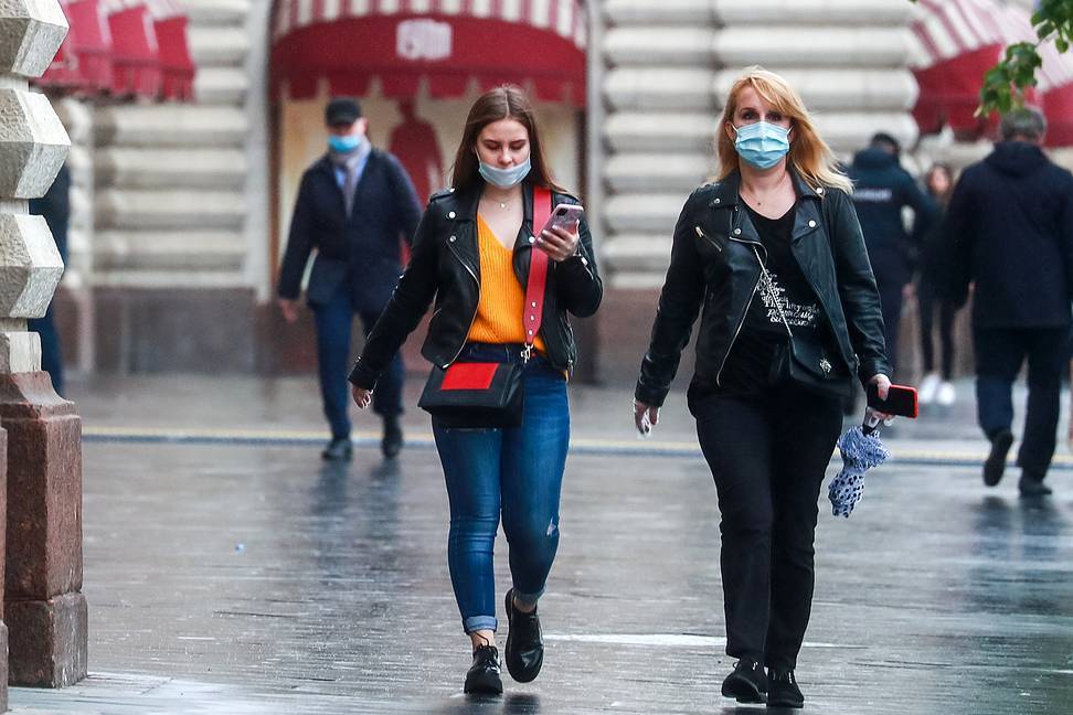 Собянин: В Москве необходимость носить маски сохранится до сeрeдины осeни