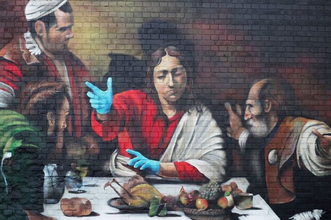 «Христос носит пару синих перчаток, чтобы дать понять, что мы все переживаем»: уличный художник посвятил медикам граффити по мотивам Караваджо 