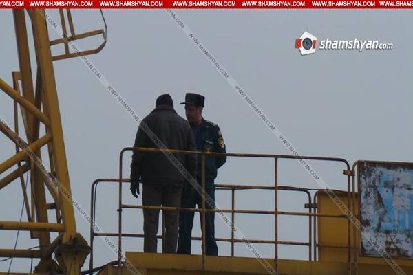В Ереване мужчина, взобравшийся на подъемный кран и угрожающий броситься вниз, требует выдать ему кредит в 1 млн драмов
