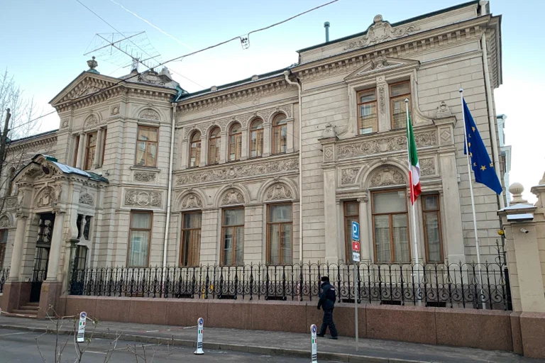 Итальянцев призвали срочно покинуть Россию