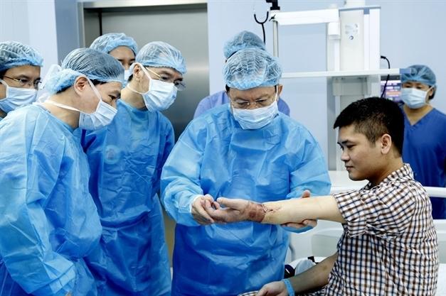 Вьетнамские врачи провели первую в мире операцию по трансплантации конечности от живого донора