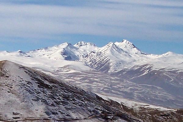 В Армении двое граждан застряли на восточном склоне горы Арагац
