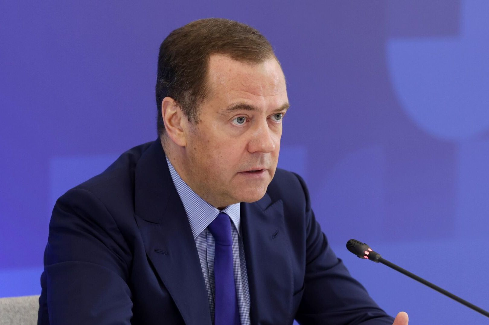 Медведев предложил упростить въезд в Россию выступающим против Шольца немцам