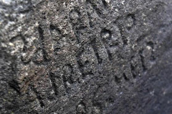 Во Франции разгадали тайну загадочной надписи 230-летней давности на прибрежном камне