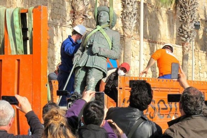 Испании убрали последний памятник генералу Франко: у решения были и противники 