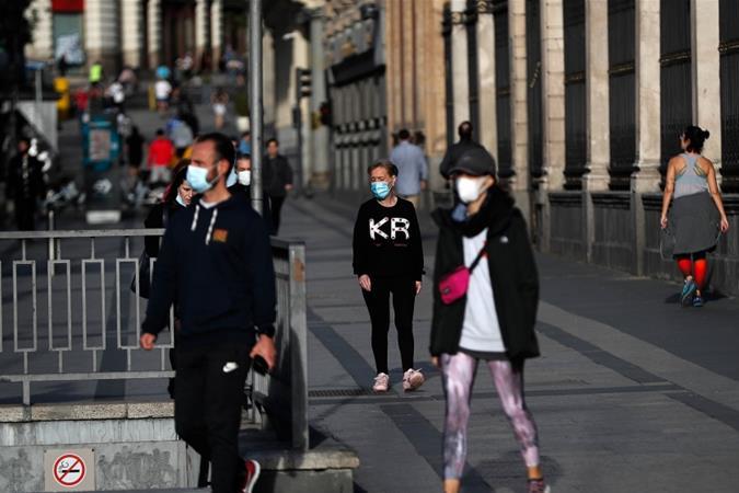 С сегодняшнего дня испанцам разрешено гулять и заниматься спортом