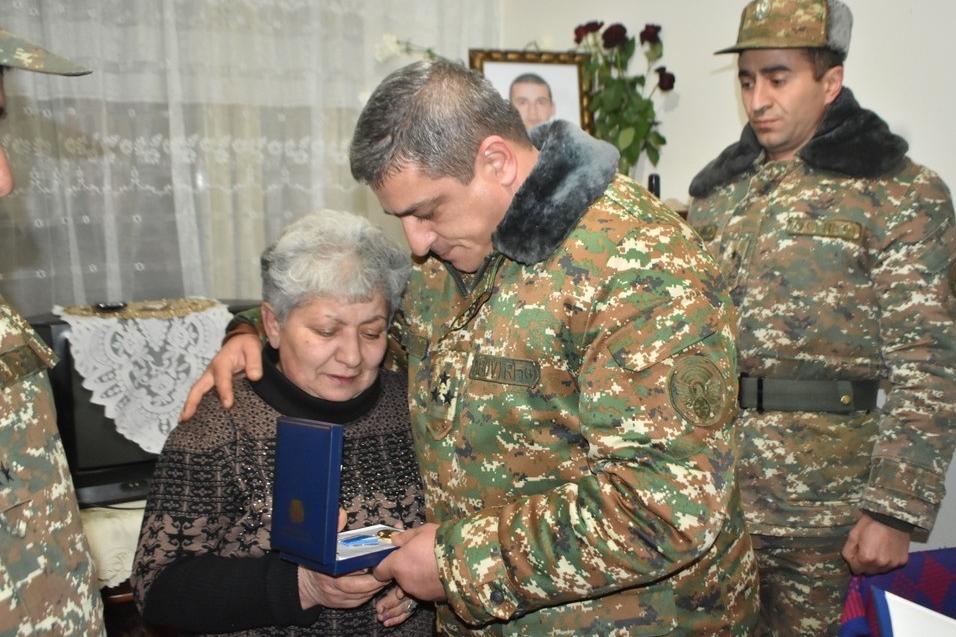 Ձնահյուսի հետևանքով զոհված զինծառայողներին հետմահու տրված պետական  պարգևները հանձնվել են նրանց ծնողներին 