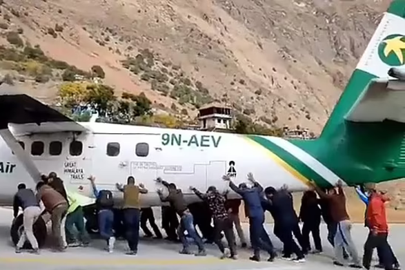 В Непале пассажирам пришлось толкать самолет, застрявший на взлетно-посадочной полосе