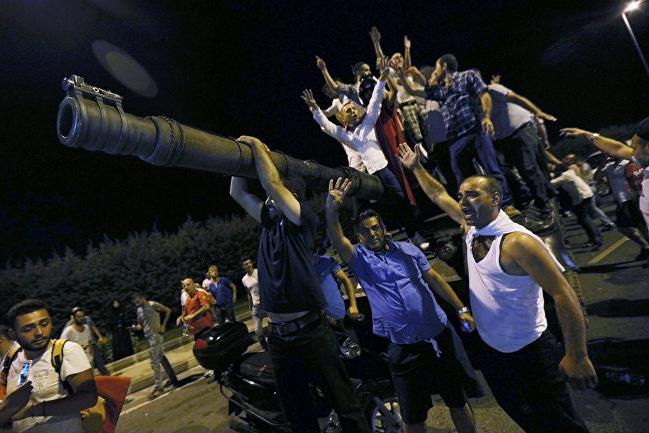 Сотни российских туристов оказались в Турции во время военного переворота в стране