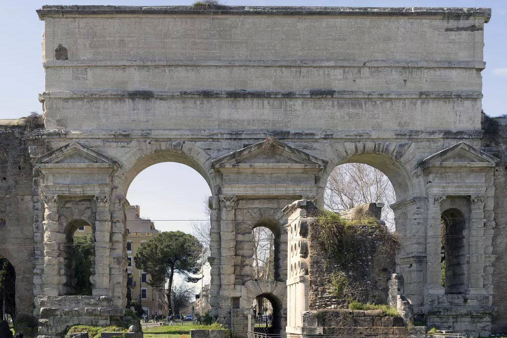 Фрагмент арки знаменитых Больших ворот Рима обрушился на землю