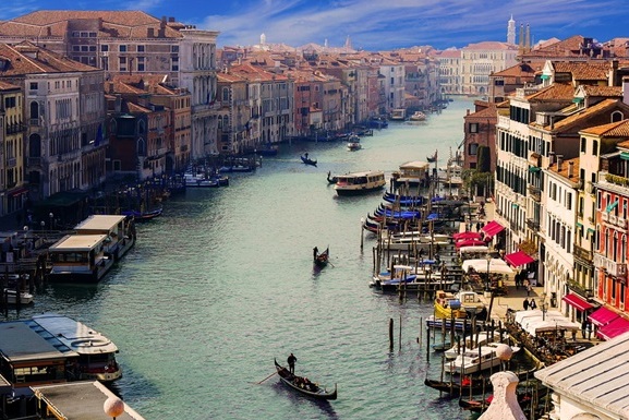 Власти Венеции рассматривают возможность сделать платным посещение города туристами: Bloomberg
