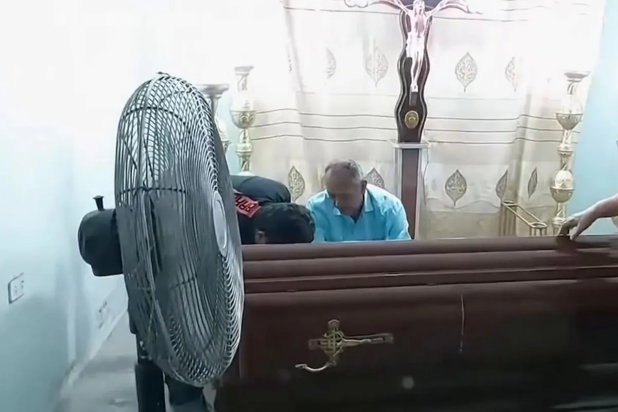 Привет с того света: 76-летняя эквадорка, которую врачи признали мертвой, постучала по гробу во время поминок