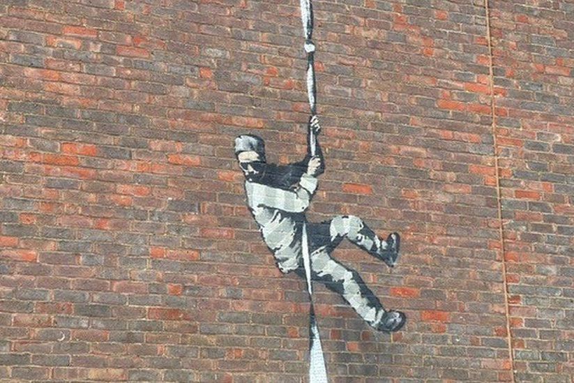 Новый шедевр? На стене тюрьмы в Великобритании появилось предполагаемое граффити Бэнкси
