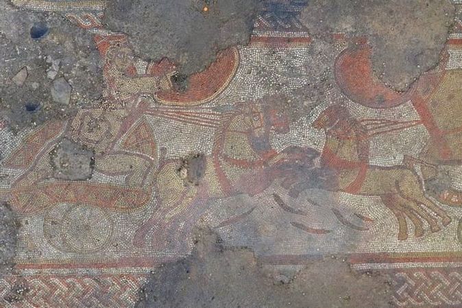Британский фермер нашел на своем поле уникальную римскую мозаику со сценой из «Илиады» Гомера