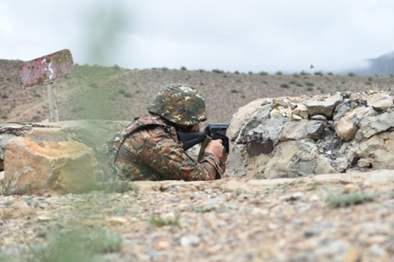 ВС Азербайджана открыли огонь в направлении армянских военных позиций – Минобороны