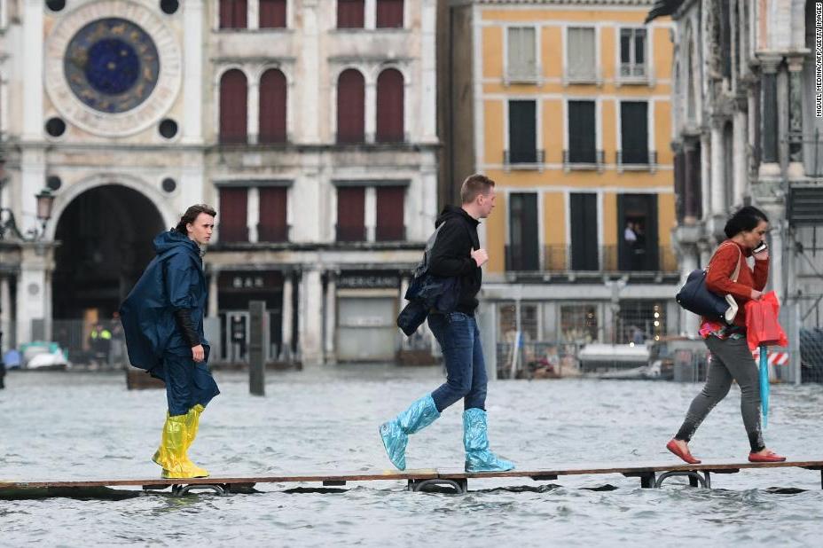 В Венеции впервые за 40 лет затоплено три четверти города. Непогода по всей стране убила уже девять человек