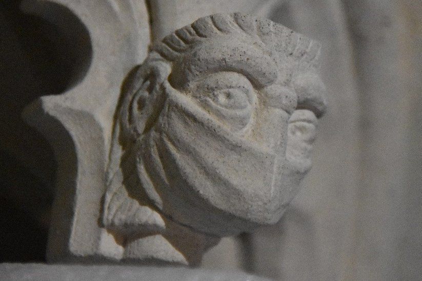 Реставраторы решили «осовременить» христианский собор XIV века: в нем появилась фигура в маске от COVID-19