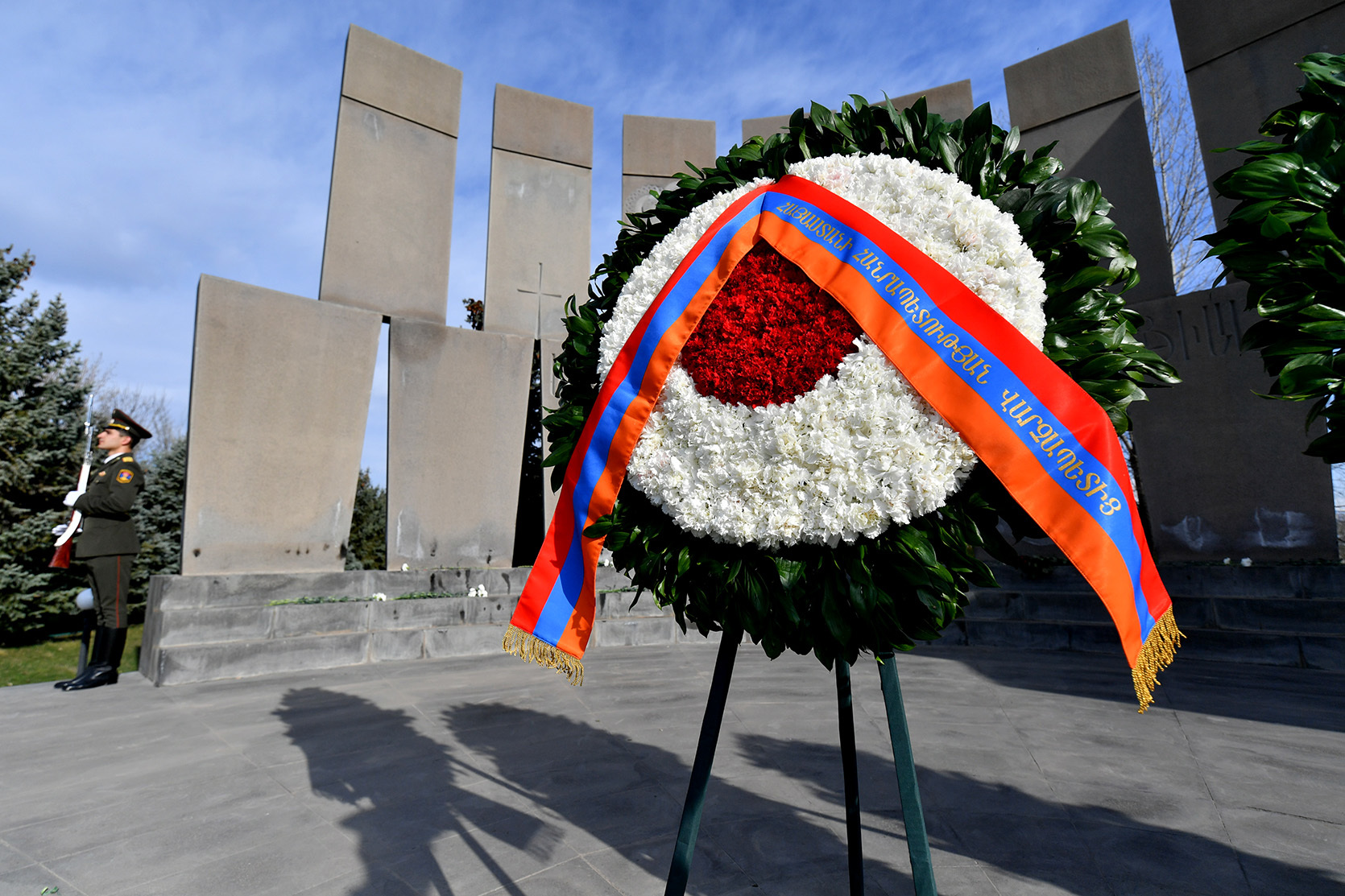 Փաշինյանը չի այցելել «Եռաբլուր»․ նրա անունից ծաղիկներ են դրվել Ապրիլյան պատերազմի հերոսների շիրիմներին