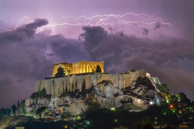 От разгула стихии пострадал древний Акрополь в Афинах