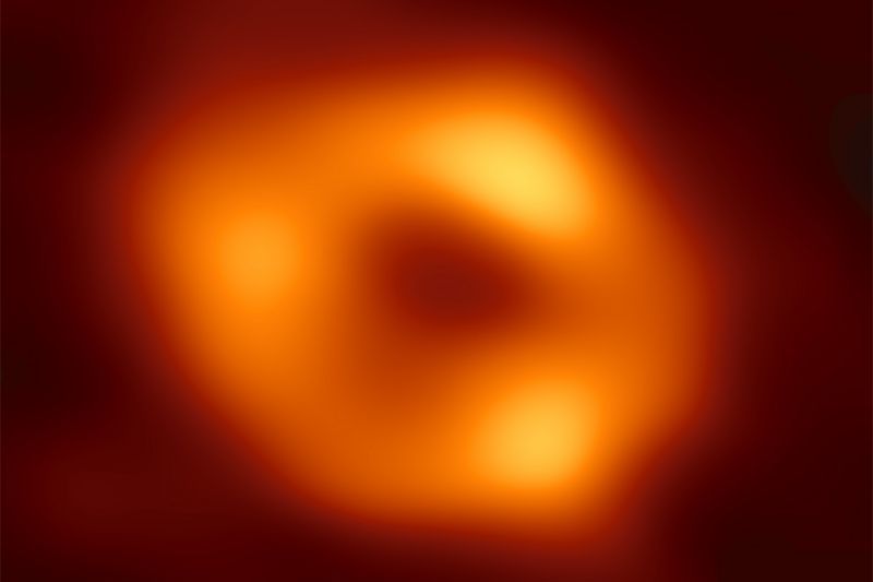 Ученые обнародовали первое фото гигантской черной дыры, притаившейся в самом центре Млечного Пути