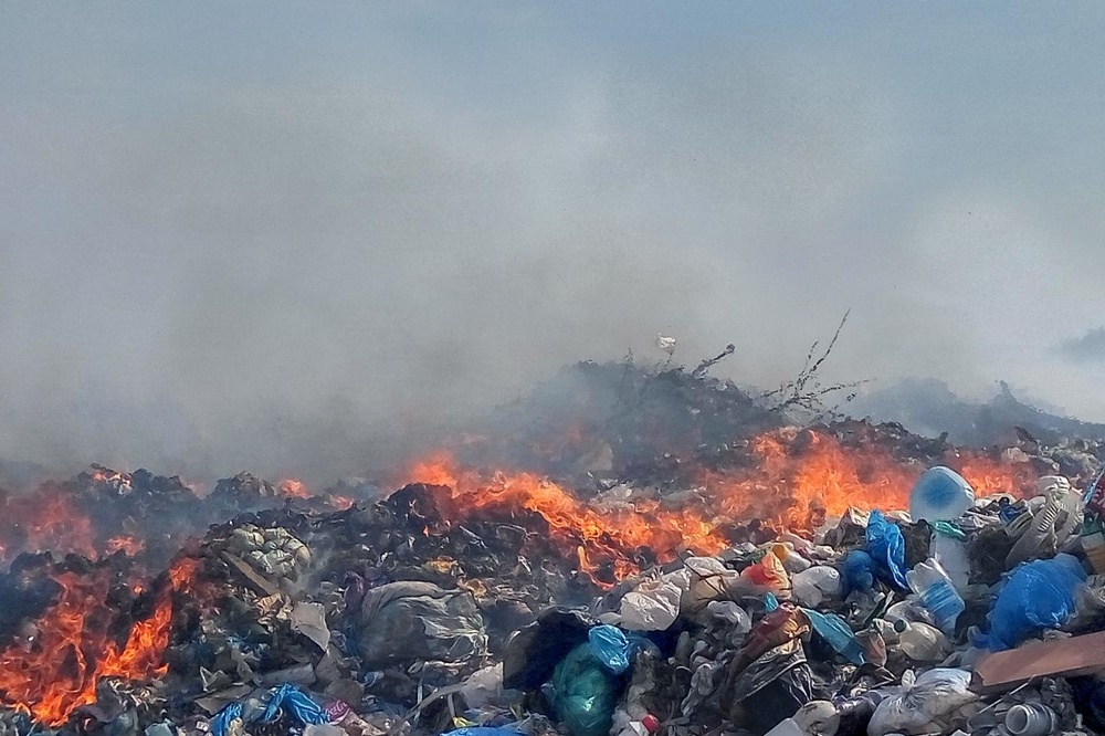 Пожар на мусорной свалке в Ереване грозит выбросами в воздух опасных канцерогенов